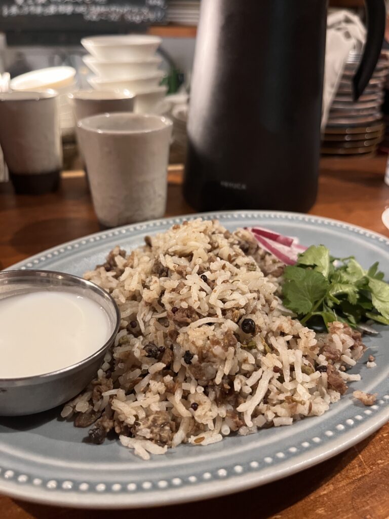 スパイスとお酒 食楽たべの実山椒とマトンキーマビリヤニ