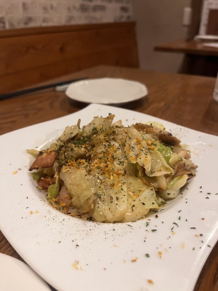 蔵ふとの燻製ベーコンきのこアンチョビキャベツ