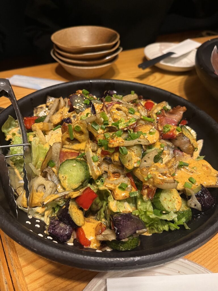 わら彩の藁焼き野菜とベーコンのスパイシーサラダ