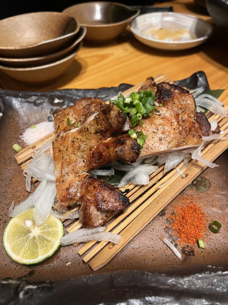 わら彩の阿波尾鶏のもも肉の藁炙り焼き